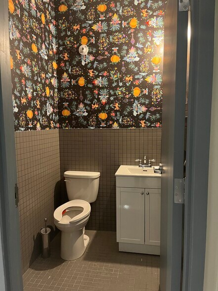 More Photos Of 460-464 Mcgill, Montréal Office For Sale