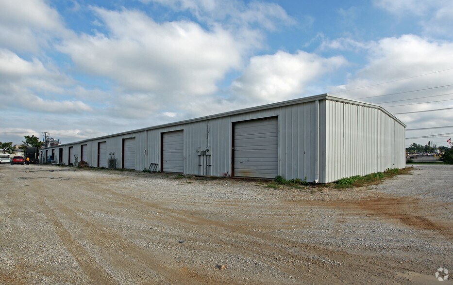More Photos Of 800 N Jefferson St, Springdale Warehouse For Lease
