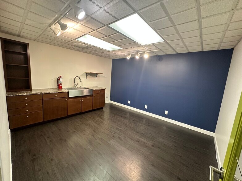 More Photos Of 1255 Erie Ct, Crown Point Light Distribution For Lease