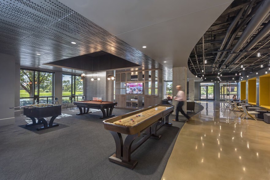 More Photos Of 2 Pierce Pl, Itasca Office For Lease