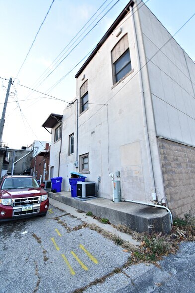 More Photos Of 14 E Charles St, Oelwein Office For Sale