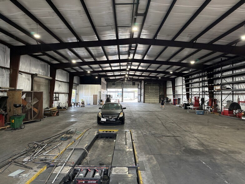 More Photos Of 5835 Star Ln, Houston Warehouse For Lease