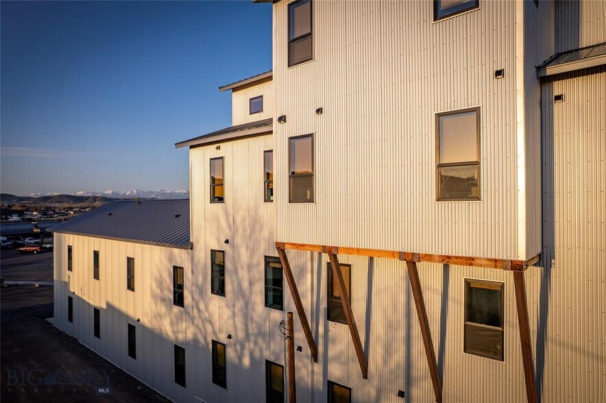 More Photos Of 924 E Park St, Livingston Apartments For Sale