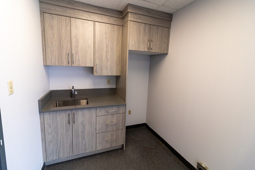 More Photos Of 3501 23rd St NE, Calgary Warehouse For Lease