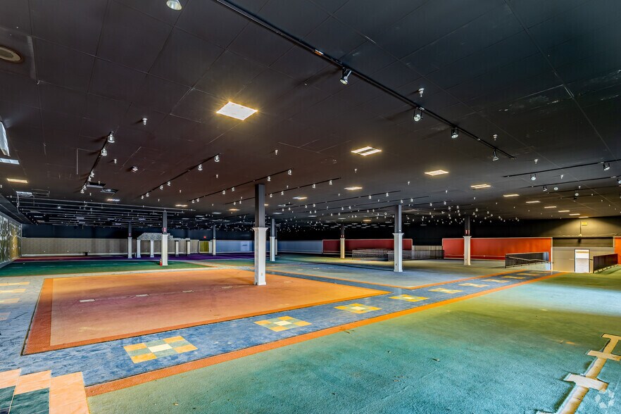 More Photos Of 3030-3136 S Linden Rd, Flint Unknown For Lease