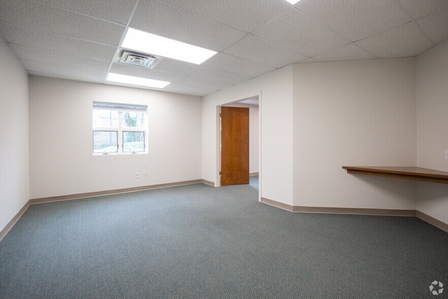 More Photos Of 170 N Country Rd, Port Jefferson Office For Lease