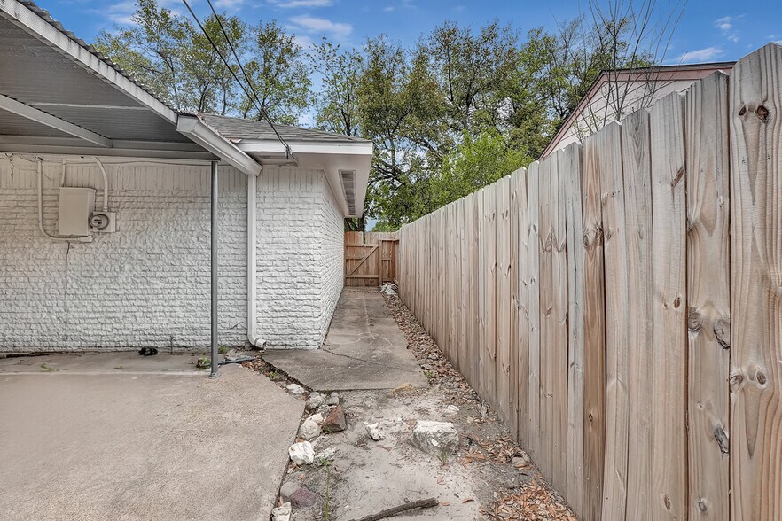 More Photos Of 5722 W 43rd St, Houston Specialty For Sale