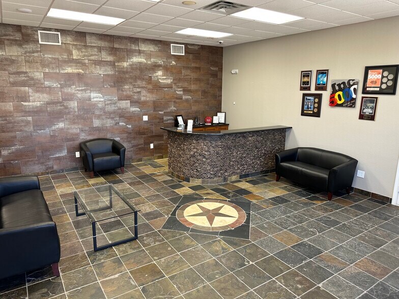 More Photos Of 609 S 4th Ave, Mansfield Showroom For Lease