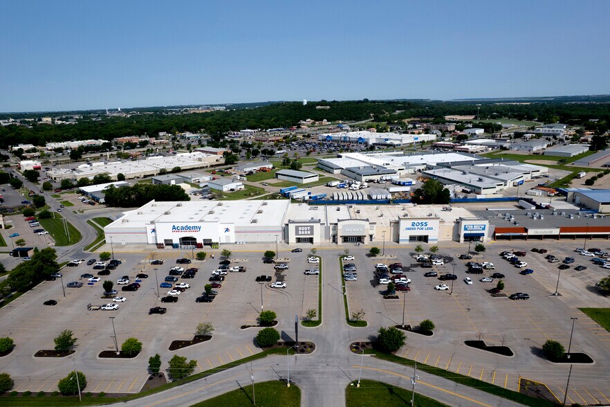 More Photos Of 401 E Poyntz Ave, Manhattan General Retail For Sale