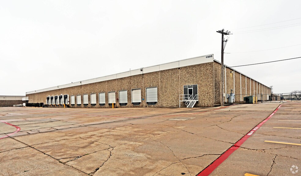 More Photos Of 1905 110th St, Grand Prairie Distribution For Lease