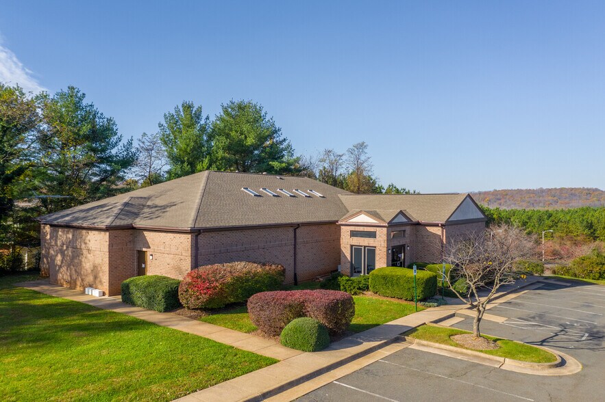 More Photos Of 555 Hospital Dr, Warrenton Office For Sale