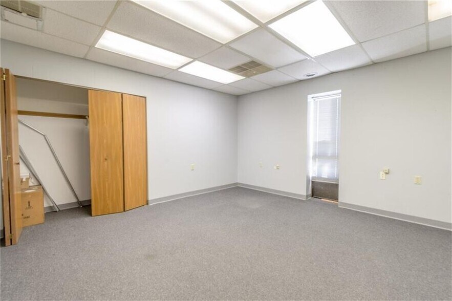 More Photos Of 6886 Wishart St, Huntsville Light Distribution For Lease