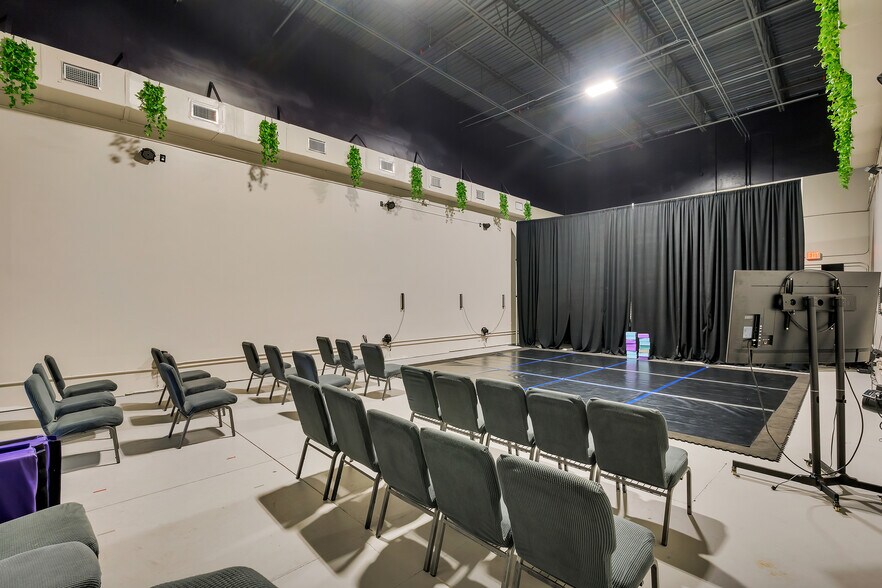 More Photos Of 350 E Crown Point Rd, Winter Garden Light Distribution For Sale