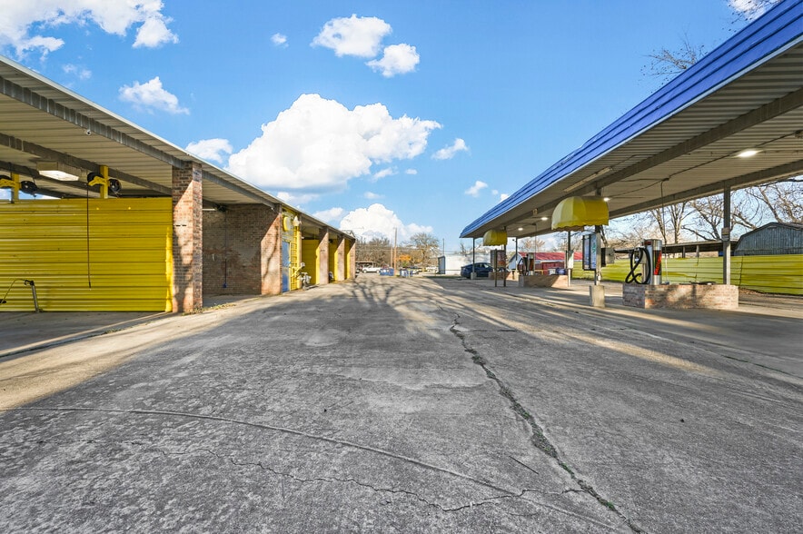 More Photos Of 805 Poindexter Ave, Cleburne Carwash For Sale