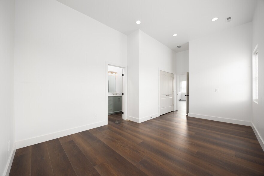 More Photos Of 50-52 S Main St, London Storefront Retail Residential For Sale