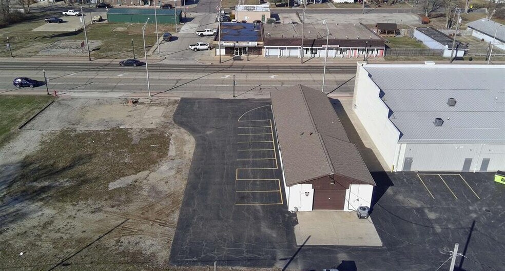 More Photos Of 206 N Main St, Creve Coeur Freestanding For Lease