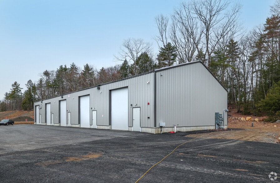 More Photos Of 382398 Calef Hwy, Epping Flex For Lease