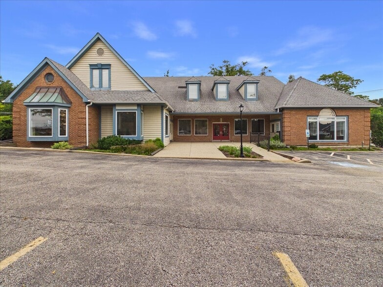 More Photos Of 420 W Northwest Hwy, Barrington Unknown For Lease