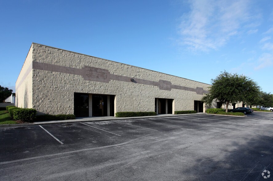 More Photos Of 3725-3791 Silver Star Rd, Orlando Showroom For Lease