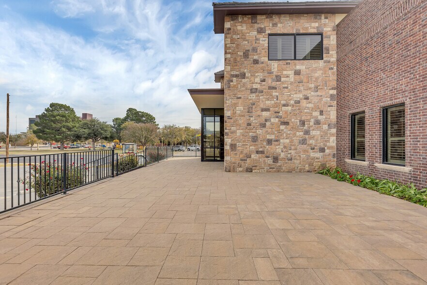 More Photos Of 501 E 7th St, Odessa Office For Sale