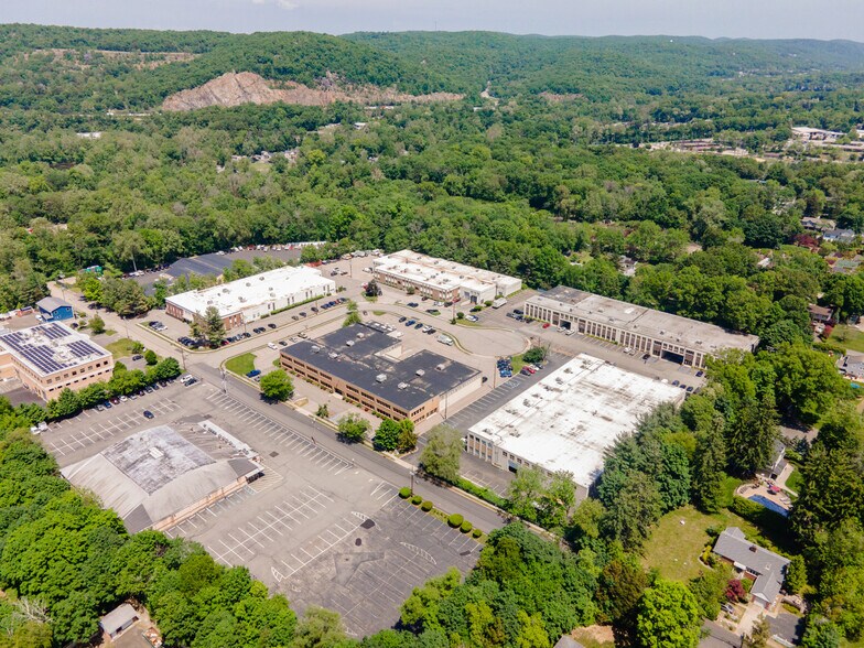 More Photos Of 32 Spruce St, Oakland Flex For Lease