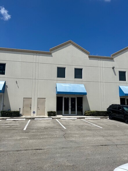 More Photos Of 1805 S Powerline Rd, Deerfield Beach Warehouse For Lease
