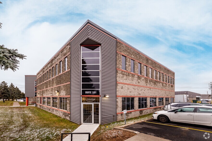 More Photos Of 5400-5490 Boul Thimens, Saint-Laurent Coworking Space
