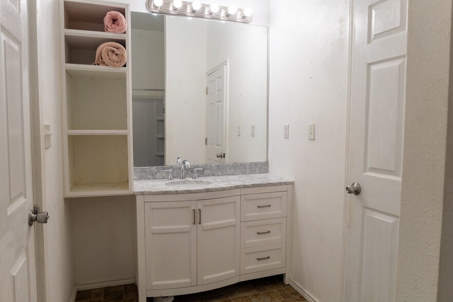 More Photos Of 416 W Palestine Ave, Palestine Office Residential For Sale