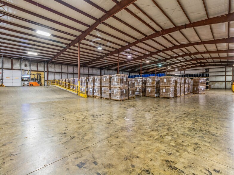 More Photos Of 11261 US Highway 69, Story City Warehouse For Lease