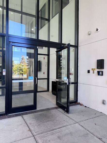 More Photos Of 250 Turnpike Rd, Southborough Office For Lease