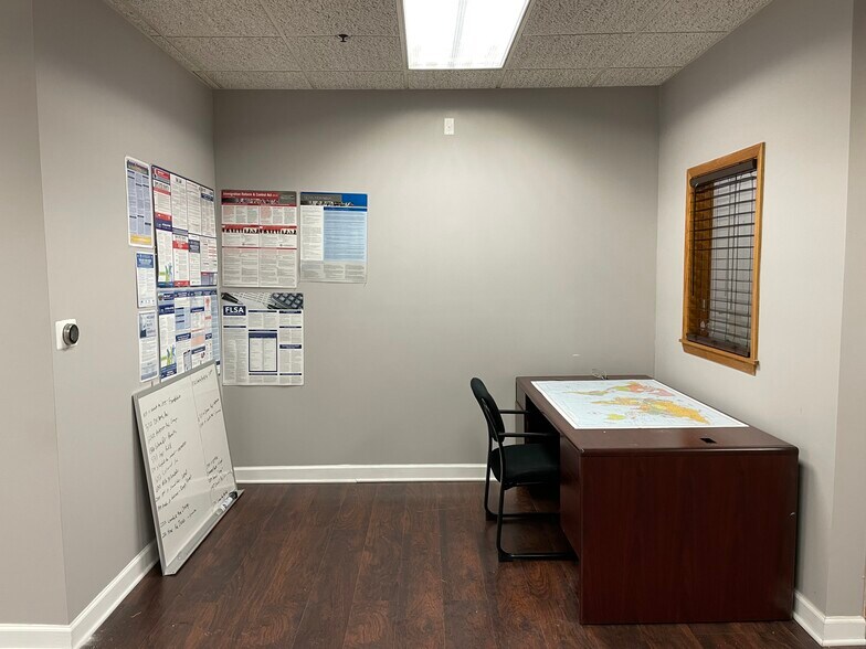 More Photos Of 1881 Commerce Dr, Elk Grove Village Office For Sale
