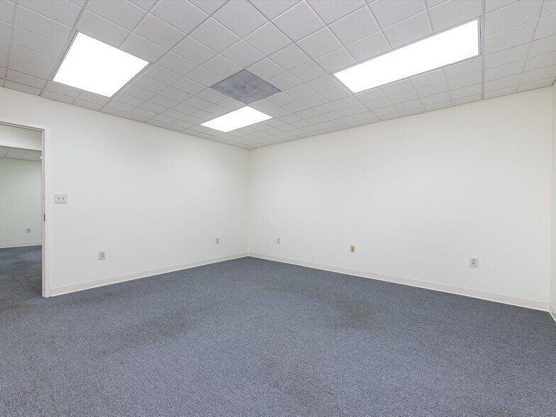 More Photos Of 1812 W Morehead St, Charlotte Office Residential For Lease