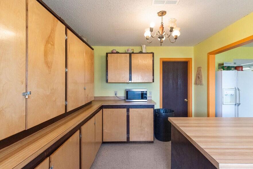 More Photos Of 58225 US-60, Fairland General Retail For Sale