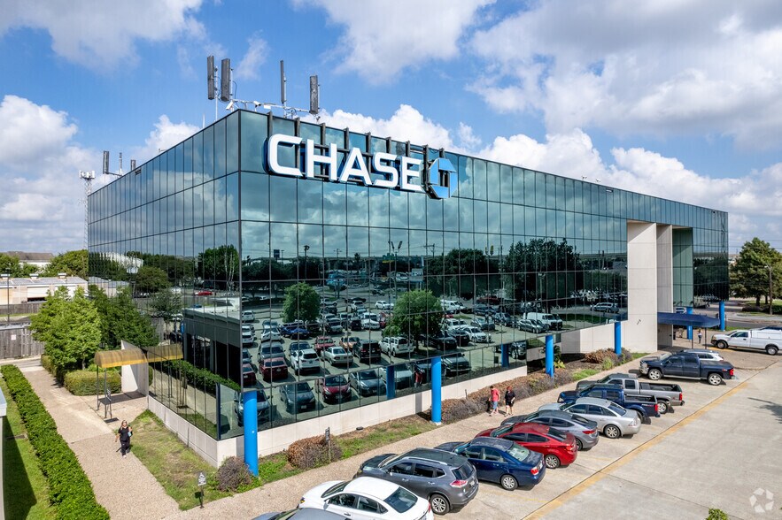 Primary Photo Of 2900 Woodridge Dr, Houston Office For Lease