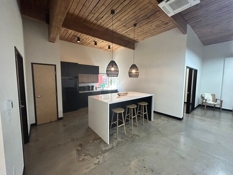 More Photos Of 5615 S Hood Ave, Portland Office For Sale