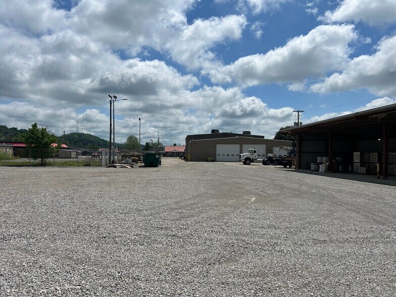 More Photos Of 555 29th St W, Charleston Service For Lease