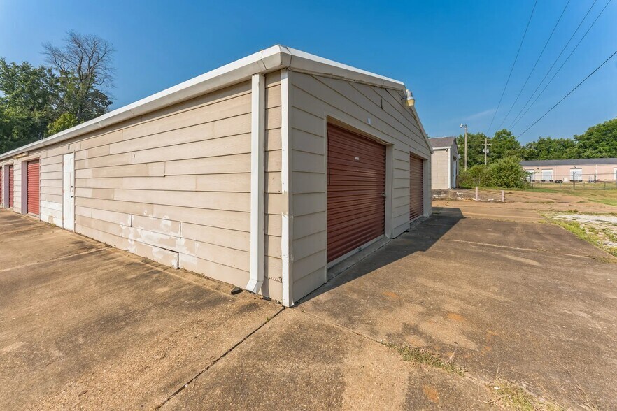More Photos Of 675 N Jefferson St, Houston Self Storage For Sale