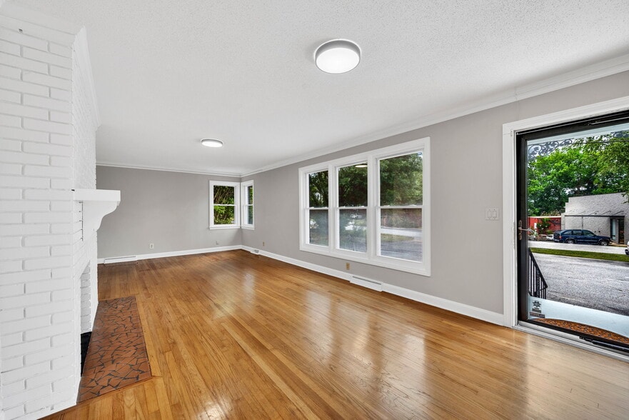 More Photos Of 1 Elizabeth Dr, Greenville Freestanding For Sale