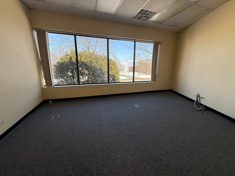 More Photos Of 1881 Industrial Dr, Libertyville Warehouse For Lease