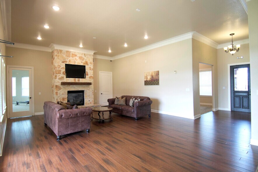 More Photos Of 1150 Bromberg St, Mineola Office For Lease