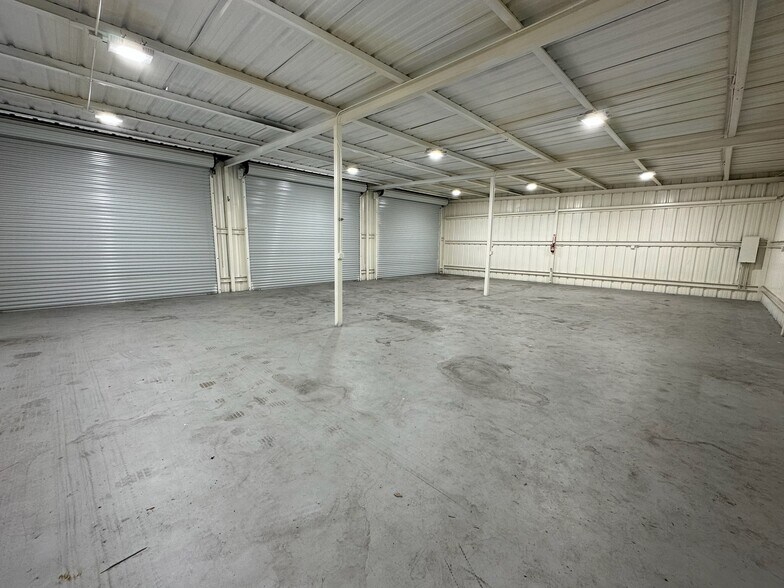 More Photos Of 5830 Star Ln, Houston Light Distribution For Lease