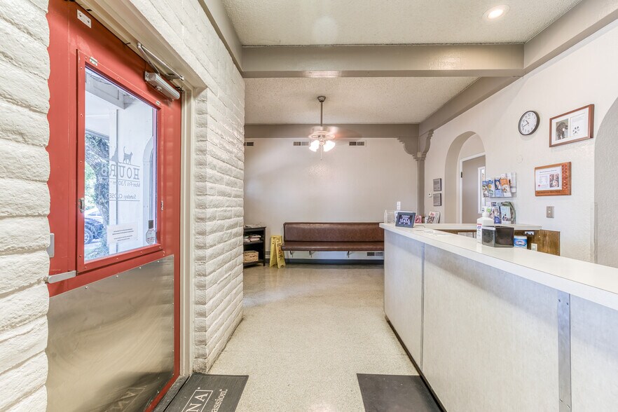 More Photos Of 3200 G St, Merced Veterinarian Kennel For Sale