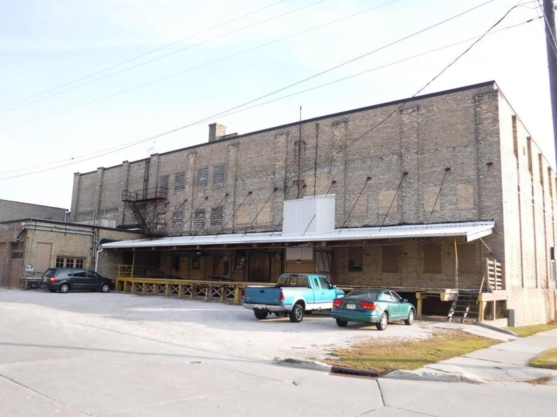 More Photos Of 1306-1310 Clark St, Manitowoc Distribution For Sale