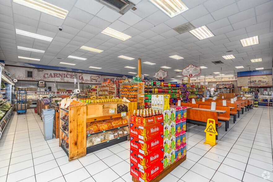 More Photos Of 2420 N Fitzhugh Ave, Dallas Supermarket For Lease