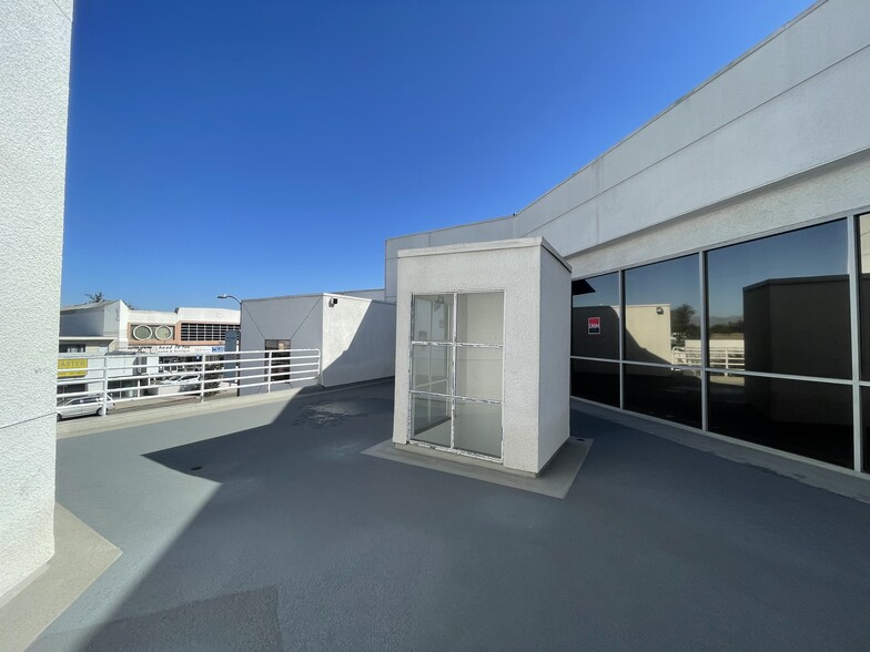 More Photos Of 19618-19620 Ventura Blvd, Tarzana Office For Lease