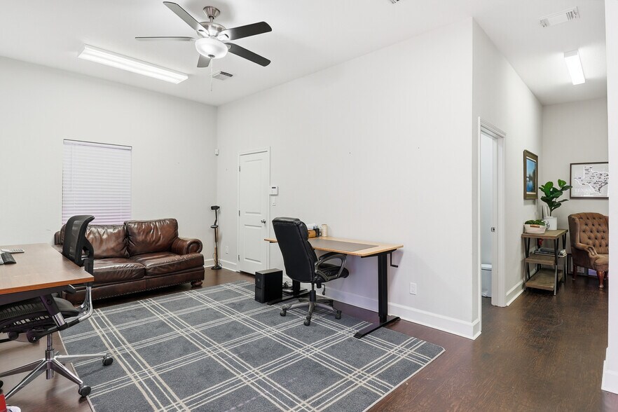 More Photos Of 5342 5th St, Katy Freestanding For Lease