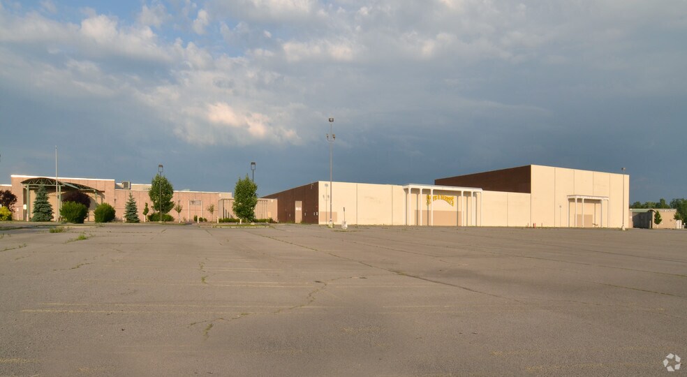 More Photos Of 6929 Williams Rd, Niagara Falls Freestanding For Lease