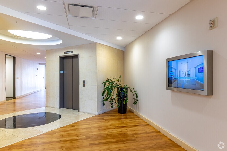 More Photos Of 13465 Midway Rd, Farmers Branch Office For Lease