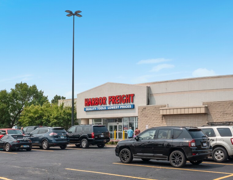 More Photos Of 340 E Rollins Rd, Round Lake Freestanding For Sale