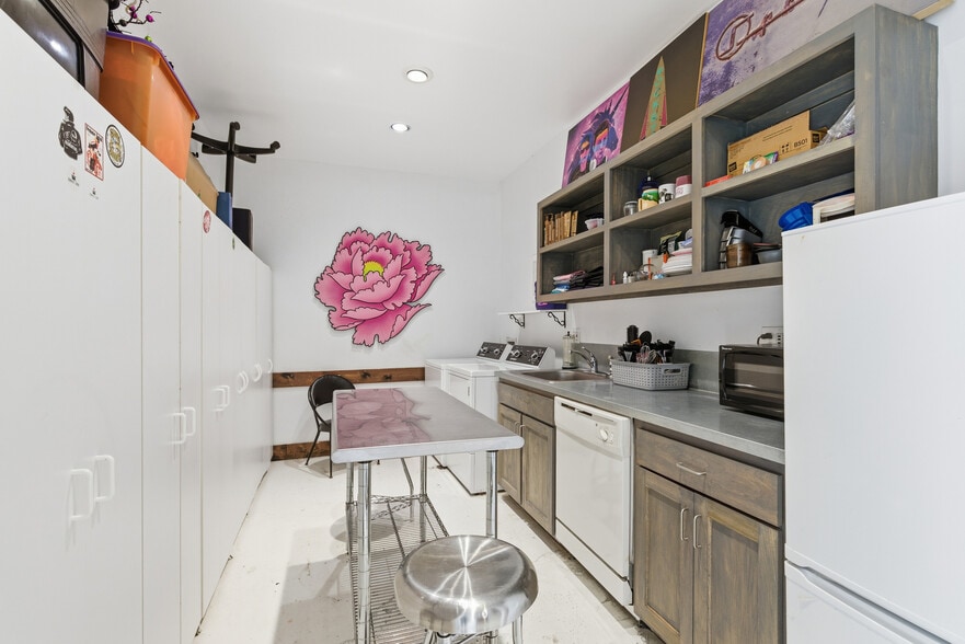 More Photos Of 738 W Davis St, Dallas Medical For Sale